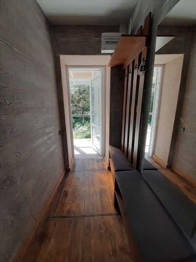 Приватний будинок біля березового скверу