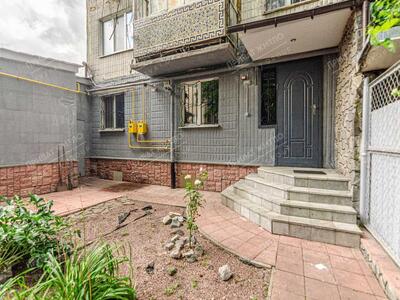 Продаж 3 кімнатної квартири з окремим двором та автономним опаленням