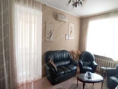 Центр міста! Простора трикімнатна квартира