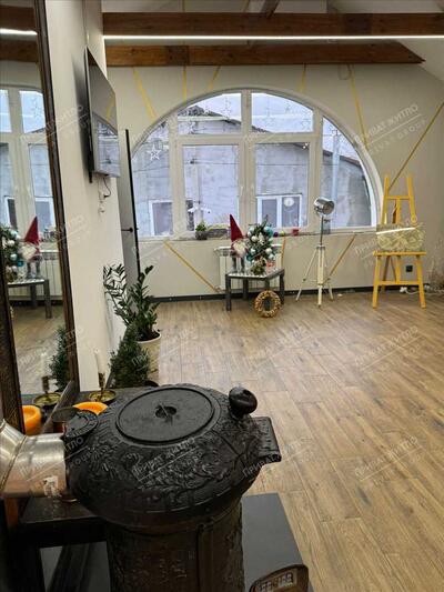 Простора трикімнатна квартира з каміном та розкішним інтер'єром!