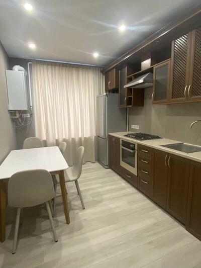 Двокімнатна квартира навпроти Листопаду!