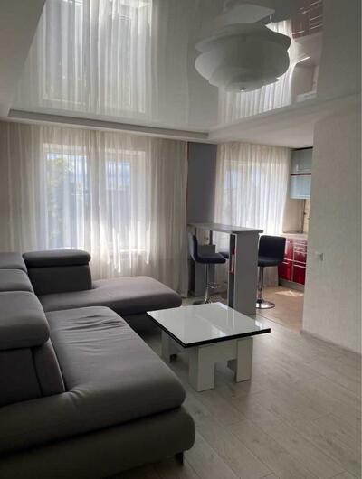 Простора 3-кімнатна квартира-студія на Браїлках!