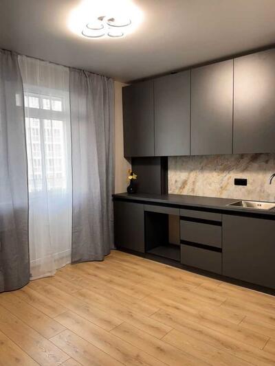 Однокімнатна з ремонтом  в ЖК Пелюстковий