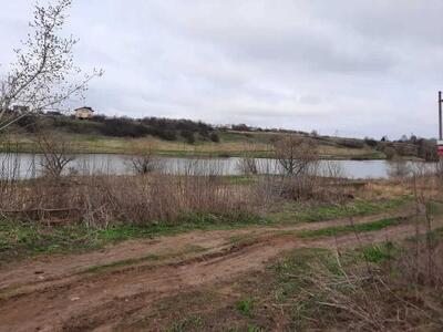 Участок в городе с выходом к пруду!