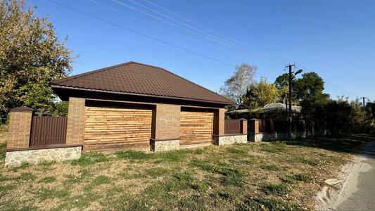 Продаж земельної ділянки під забудову неподалік річки в Петрівці