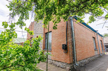 Окремий будинок біля Полтави.