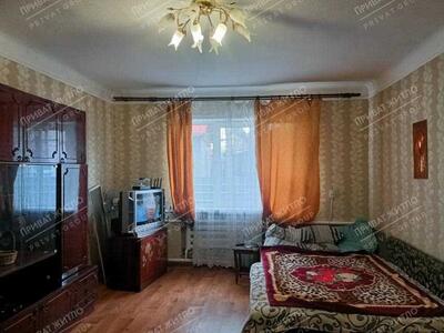 Частина будинку з окремим двором біля річки.