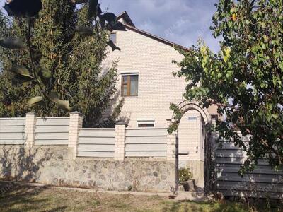 Просторий будинок в центральній частині міста.