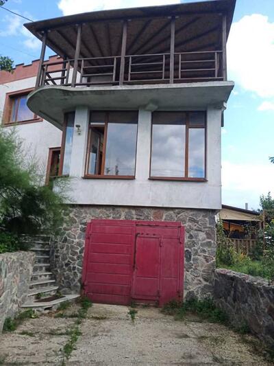 Просторий будинок в передмісті