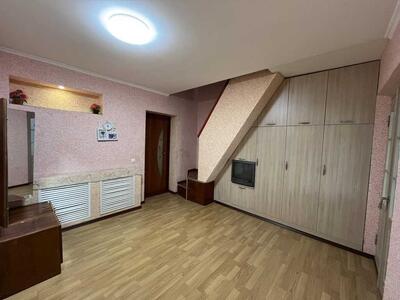 Просторна квартира в Нових Санжарах