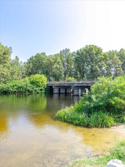 Земельна ділянка у Петрівці біля річки