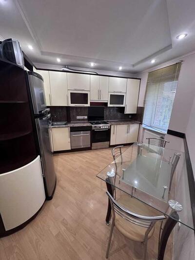 Трикімнатна квартира з індивідуальним опаленням — Поділ!