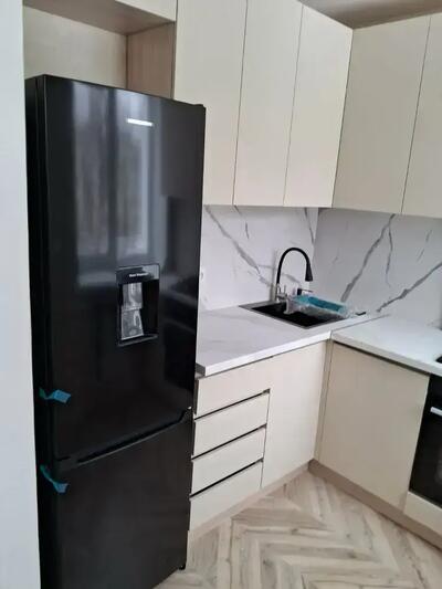 Двокімнатна з новим ремонтом на Алмазному