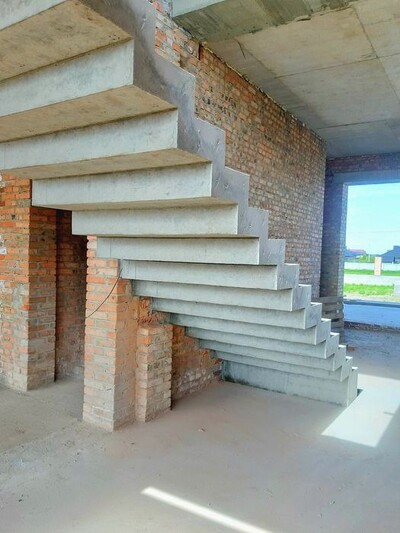 Бетонні сходи, сходи на косоурі,моноліт дзеркальні консольні тераса