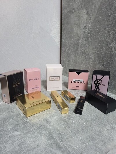 Коробки від оригінальної парфумерії та косметики