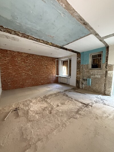 Квартира під ремонт на першому поверсі.