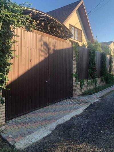 Дом у реки с камином и своим мостиком