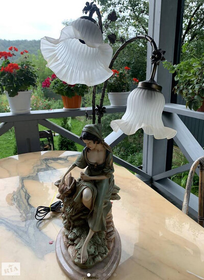 Старинная настольная лампа статуэтка из Европы