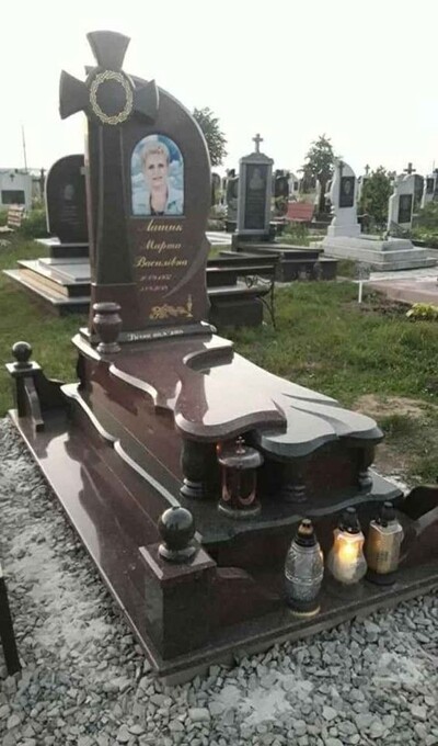 Пропонуємо надмогильні пам\'ятники з граніту та крихти за доступними цінами