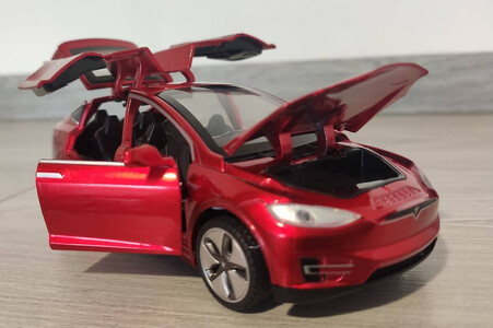 Tesla X інерційна червоного кольору 1:32