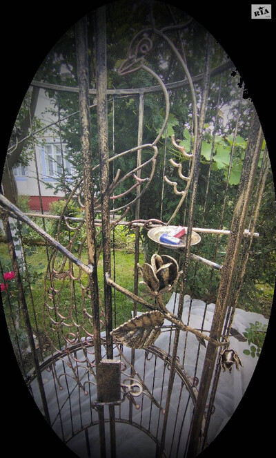 Садова авторська розбірна 3Д-арт опора на плетисті квіти (троянди, клематиси...