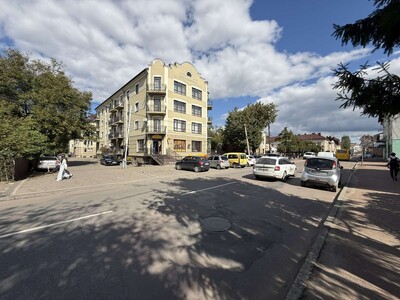 Пропонуємо для купівлі красиву 3-кімнатну 2-рівневу квартиру на пр. Грушевського в центрі м.Коломия,