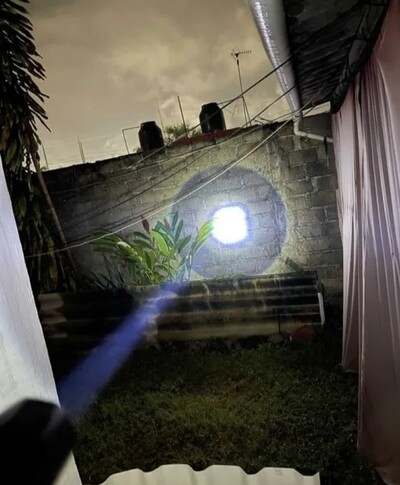 Компактний та легкий LED ліхтарик, якісні матеріали! Наявне ближнє та дальнє світло, гарно освітлює!