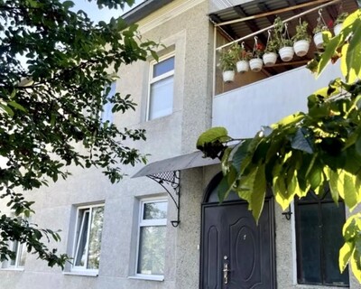 Продається двоповерховий будинок із зручним плануванням та усіма необхідними умовами для комфортного