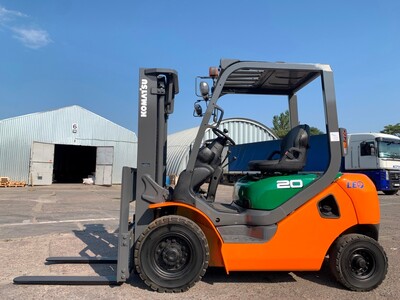 Вилковий автонавантажувач Komatsu на великих 12 колесах.