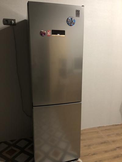 Продам холодильник Bosch с сенсорной панелью . Отличное состояние .