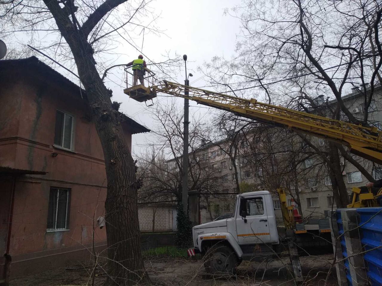 Послуги автовежі, довжина стріли 18 метрів, мінімальне замовлення 2 години, працюємо без вихідних, Одеса на aviso.ua