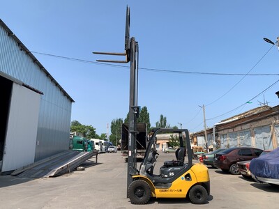 Вилочний автонавантажувач Komatsu, з бічним зсувом та щоглою 4.5 метри. 2018 года випуску