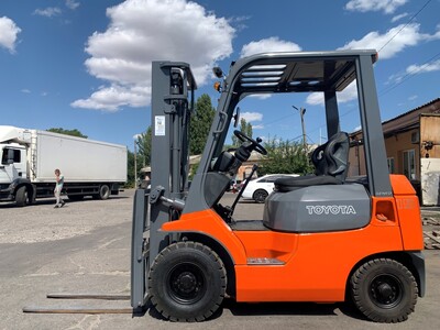 Вилковий автонавантажувач Toyota на 1.5 тонни. Модель: 7FGL15.