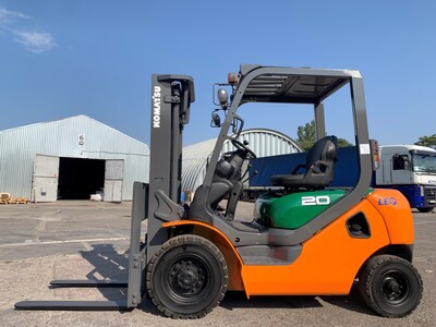 Вилковий автонавантажувач Komatsu на великих 12 колесах. Модель:FG20C-16.