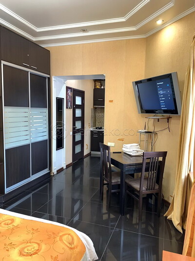 Код: 142. Компактная квартира-студия в центре Одессы на Европейской площади.