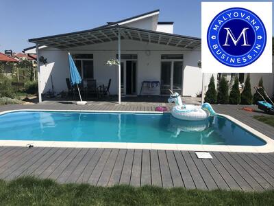 Одноповерховий будинок з басейном у Совіньйоні Марін ВІлас