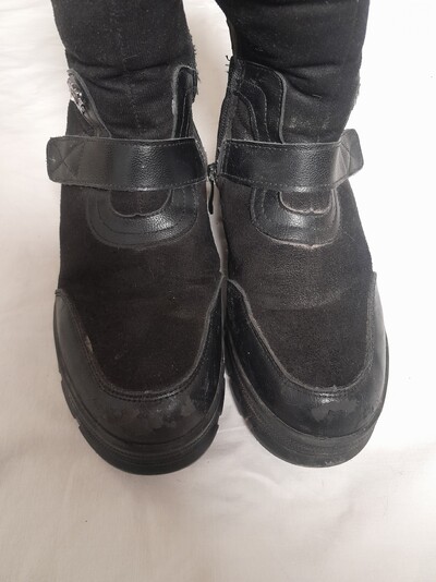 Продам детские  зимние сапоги размер 35