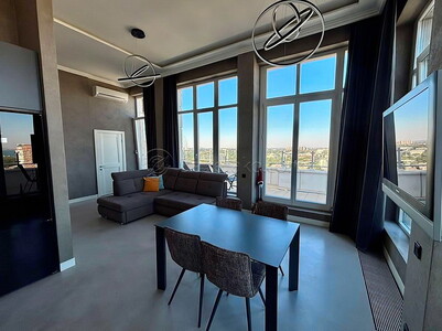 1977. Двухуровневый пентхаус с панорамным видом на море в ЖК «Бельэтаж».