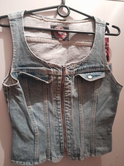 Продам жилетку  джинсовую размер M