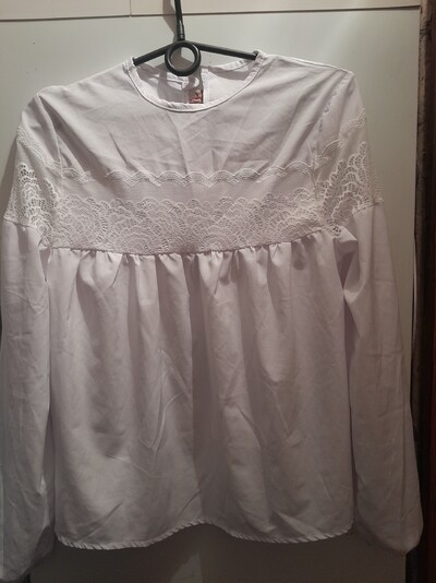 Блузка белая нарядная с ажурной вставкой размер S