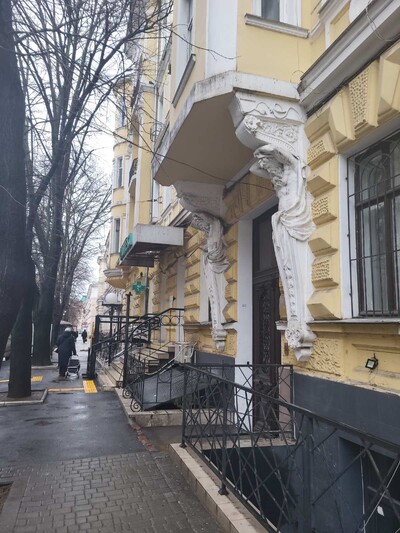 Продам у комуні кімнату 21,5кв.м.+17м. кухня своя, вул.Садова/ Дворянська