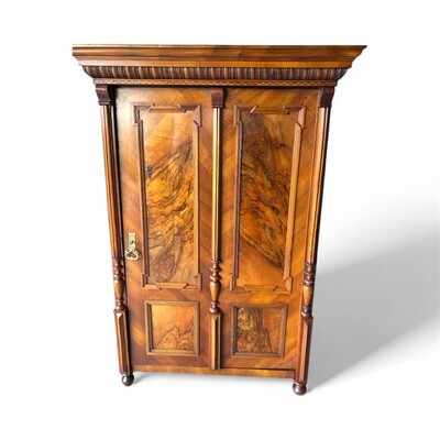 Антикварна шафа.