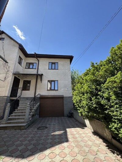 Будинок по вул. Федьковича. ПАРКОВА ЗОНА.