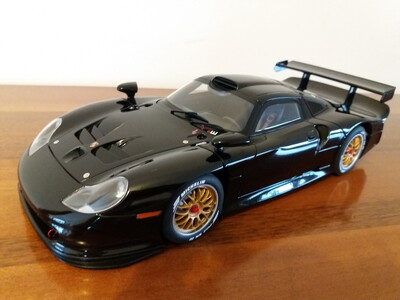 1 18 AUTOart Porsche 911 GT1 Plain Body Version (plain black) 1997 