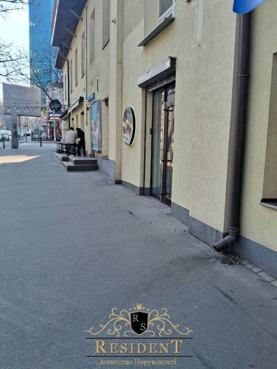 Приміщення на червоній лінії, Січових стрільців (Шевченко 36).