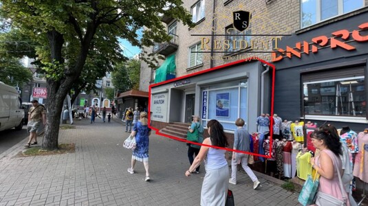 пр. Поля 110. Зупинка тролейбусів і маршруток. Приміщення на червоній лінії