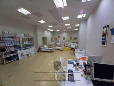 Приміщення в центрі міста. 1 поверх, перші двері в загальному вході.