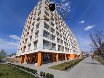 Продам приміщення на червоній лініії Новобудови. Вікна і вхід на червону лінію