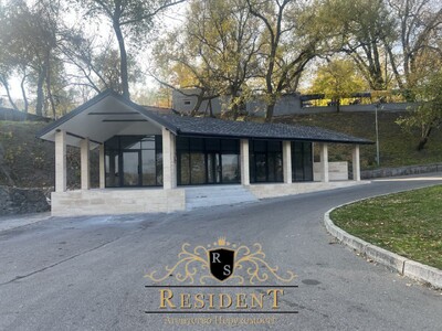 Приміщення на вході в Монастирський острів. Тільки після ремонту.