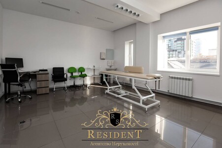 Продаж приміщення в центрі міста 1поверх. Клініка. З орендарями на довгий строк.